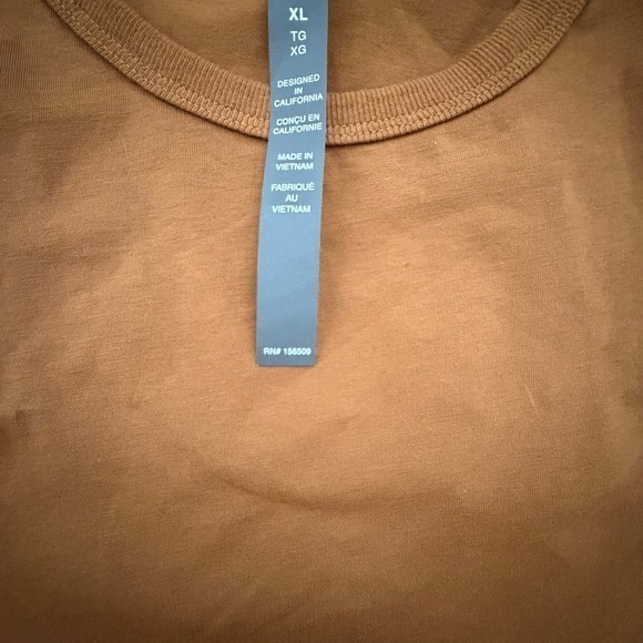 Vuori NEW TSHIRT SIZE XL S/S Feather Classic Tee Rum WOMENS NWT Rust Brown Color - Picture 4 of 4